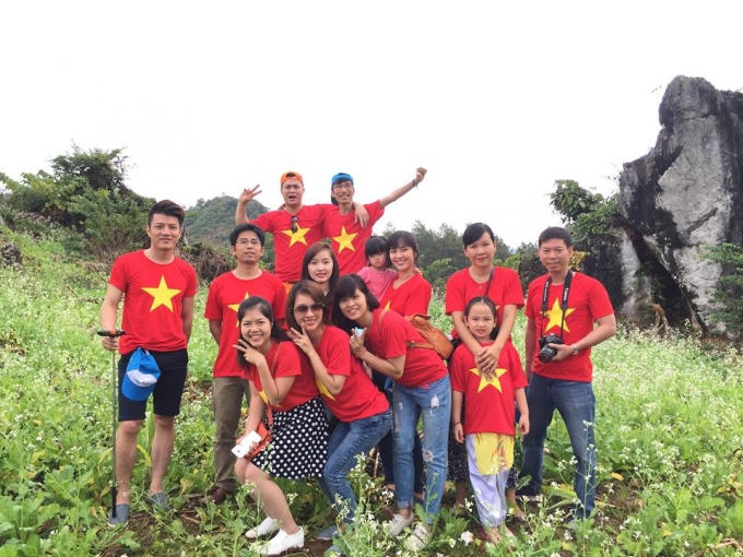 Các bạn trẻ chụp ảnh làm kỉ niệm (Ảnh: Thanh Huyền)