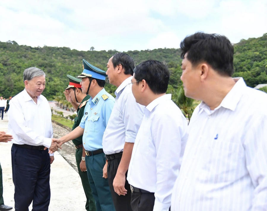 Tổng Bí thư Tô Lâm cùng đoàn công tác Trung ương thăm, làm việc với các đơn vị Quân đội và Đảng bộ, chính quyền địa phương tại Đặc khu Thổ Châu (tỉnh An Giang).