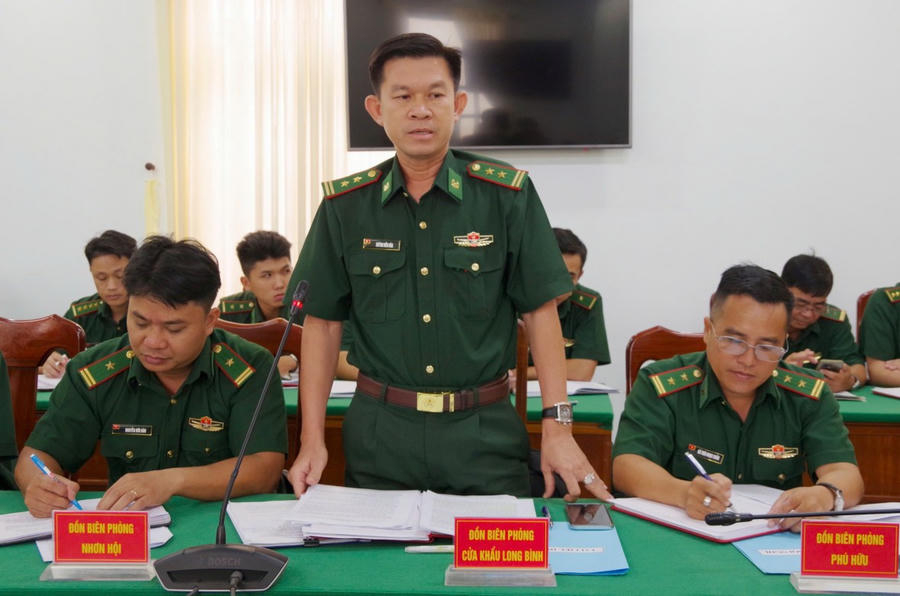 Trung tá Huỳnh Hữu Hòa - Chính trị viên Đồn Biên phòng cửa khẩu Long Bình phát biểu tham luận tình hình phối hợp thực hiện các chương trình phát triển kinh tế, văn hóa, xã hội trên địa bàn
