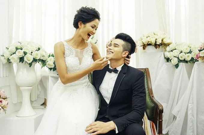 H’Hen Niê gây xôn xao cộng đồng mạng khi xuất hiện trong một bộ hình cưới đầy tình tứ.