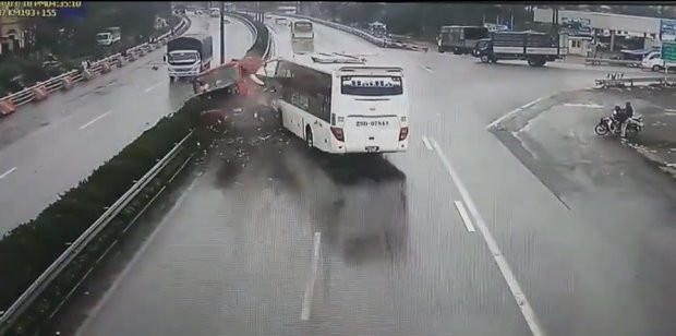 Hình ảnh lúc vụ tai nạn kinh hoàng giữa xe cứu hoả và xe khách xảy ra trên cao tốc Pháp Vân ngày 18/3 khiến 1 chiến sỹ PCCC tử vong.