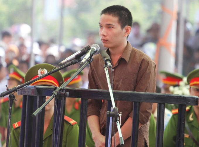 Vũ Văn Tiến trước vành móng ngựa.