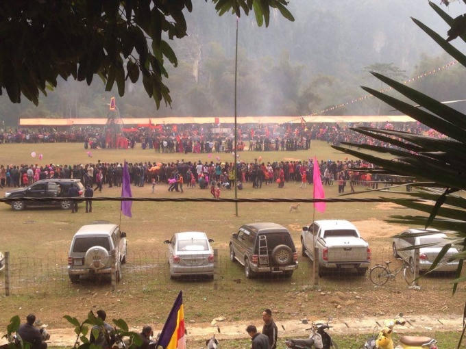 Ảnh: Nhân dân và du khách gần xa về tham dự lễ hội.