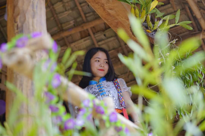 Một số người dân cùng du khách tranh thủ chụp kỷ yếu trong các ngày diễn ra Lễ hội.