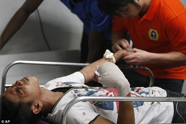 Những người bị thương đã được đưa đến bệnh viện cấp cứu. (Ảnh: AP)