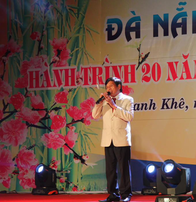 Cũng trong đêm thơ Nhà thơ Xuân Hiệu cũng đã ngâm thơ bài "Bên bến sông quê" do chính nhà thơ sáng tác. (Ảnh: Vân Trương)