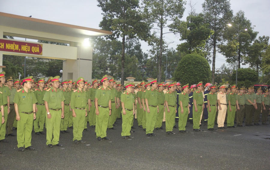 Lãnh đạo, cán bộ, chiến sĩ Công an các đơn vị, địa phương tham dự lễ ra quân.
