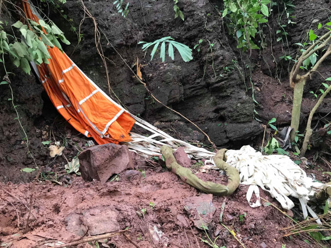 Một chiếc dù bung ra tại hiện trường.