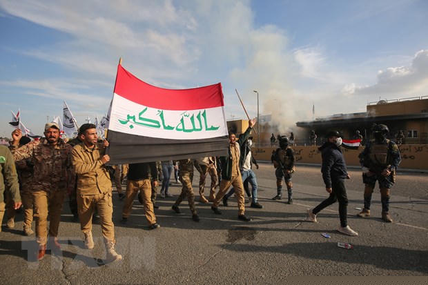 Người biểu tình rút khỏi khuôn viên Đại sứ quán Mỹ ở thủ đô Baghdad, Iraq ngày 1/1/2020. (Ảnh: AFP/TTXVN)
