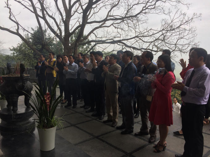Cán bộ, chuyên viên Văn phòng và các ban HĐND tỉnh Nghệ An thắp hương trước phần mộ bà Hoàng Thị Loan.