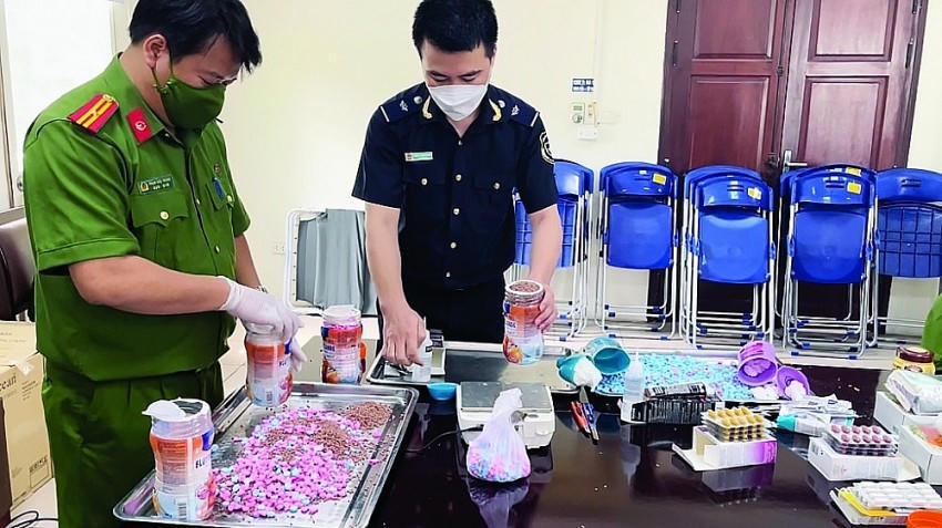 Lực lượng Hải quan và cơ quan công an kiểm tra lô hàng vận chuyển từ châu Âu về Việt Nam qua đường hàng không.