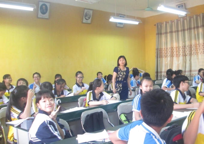 Cô Lê Thị Tuyết Mai đang truyền đạt kiến thức lịch sử cho học sinh ( Lớp 8A1 trường THCS Tam Điệp)