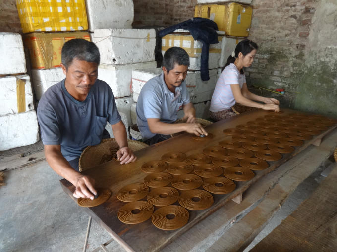Duy chỉ có hương vòng vấn "quấn" bằng tay.