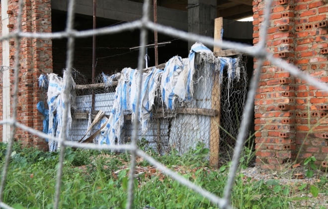 Để bảo vệ, đơn vị quản lý sử dụng tấm tôn, lưới và cả bạt để che chắn xung quanh khu nhà 9 tầng.