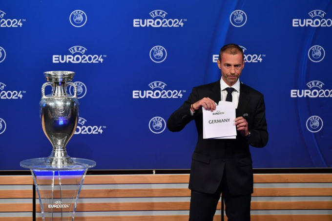 Chủ tịch UEFA công bố quốc gia giành quyền đăng cai EURO 2024. (Ảnh: UEFA)