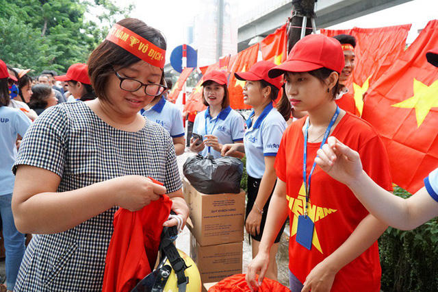 Tại đường Nguyễn Trãi (Thanh Xuân, Hà Nội), một đơn vị may đồng phục đã phát 1.000 chiếc áo thun cờ Tổ Quốc giành cho những người hâm mộ đi cổ vũ cho đội tuyển nước nhà.