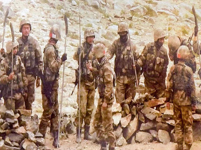 Binh sĩ Trung Quốc được cho là sử dụng giáo mác tại khu vực biên giới tranh chấp với Ấn Độ. (Ảnh: PTI)