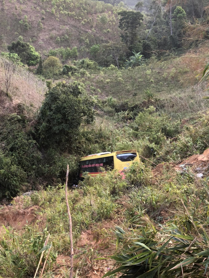 Chiếc xe khách lao xuống vực sâu 70 mét trên đèo Lò Xo trên xe có 20 người.