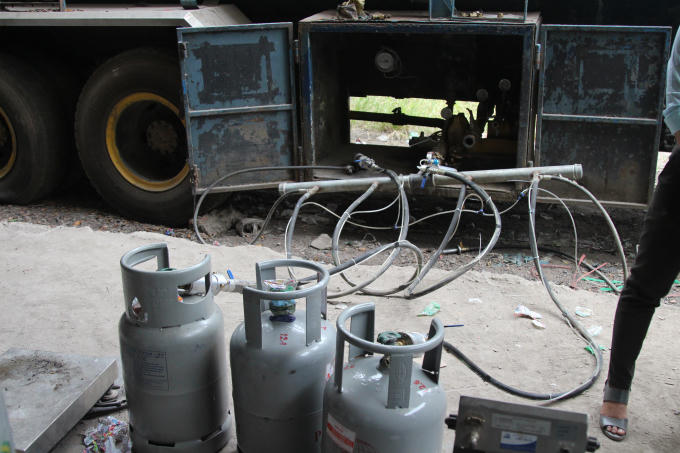 Gas được chiết từ xe bồn và bình.