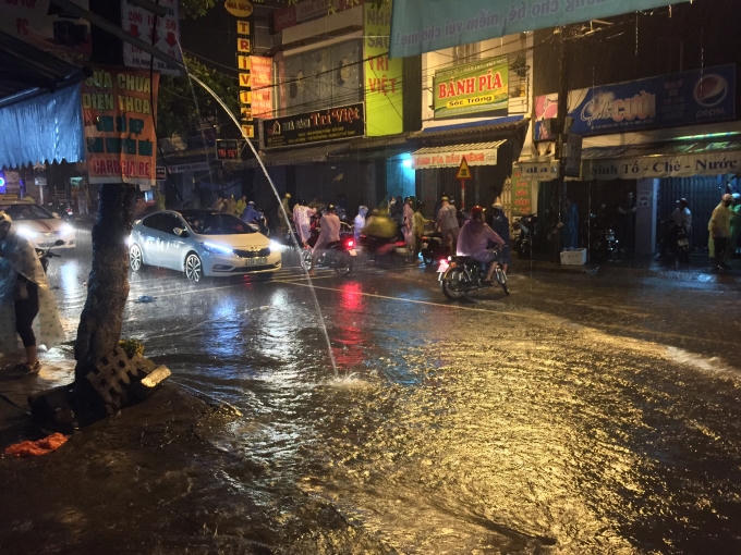 Nhiều tuyến đường không thể lưu thông do bị ngập sau cơn mưa lớn.