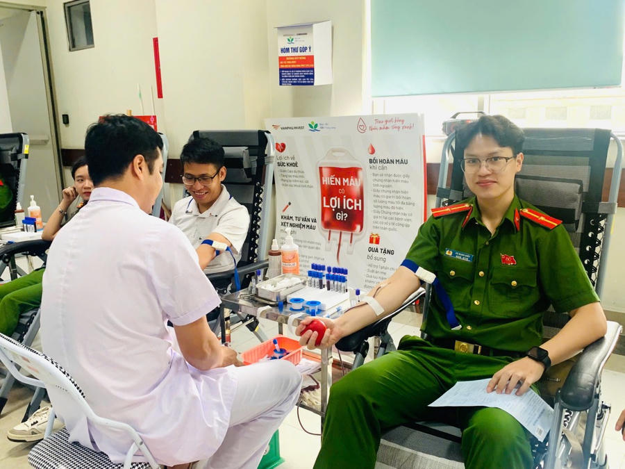 Hành động hiến máu xuất phát từ tình cảm và trách nhiệm của mỗi người đối với cộng đồng.