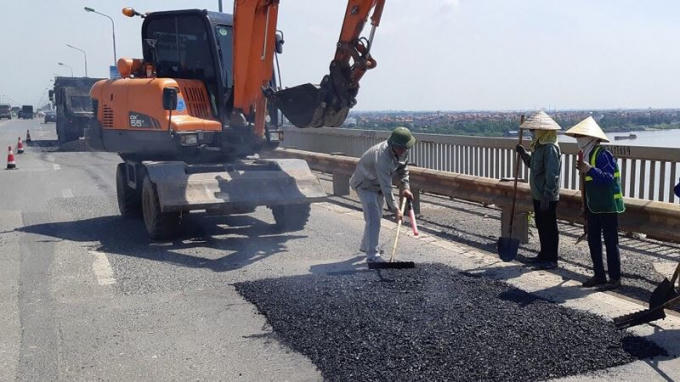 Mặt cầu Thăng Long liên tục được sửa chữa, lấp vá nhưng chỉ được một thời gian ngắn lại hỏng.