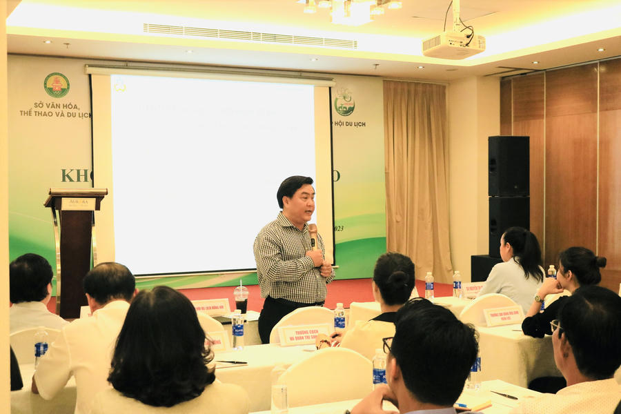 Chuyên gia chia sẻ tại buổi tọa đàm.