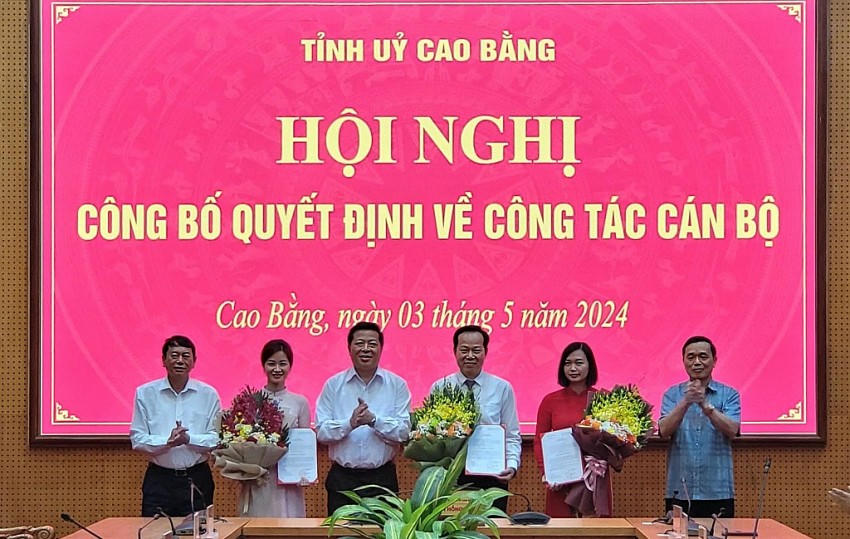 Lãnh đạo tỉnh Cao Bằng chúc mừng các nhân sự nhận quyết định điều động, luân chuyển.