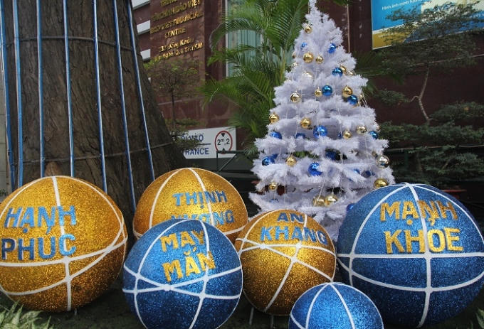 Những dòng chữ MAY MẮN - HẠNH PHÚC - MẠNH KHỎE - AN KHANG - THỊNH VƯỢNG không phải hiếm gặp trước các trung tâm thương mại.