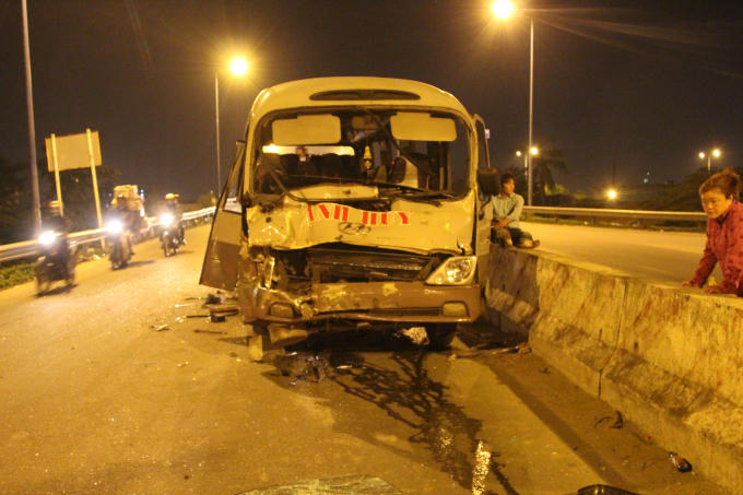 Chiếc xe khách bể nát sau khi húc đuôi xe container.