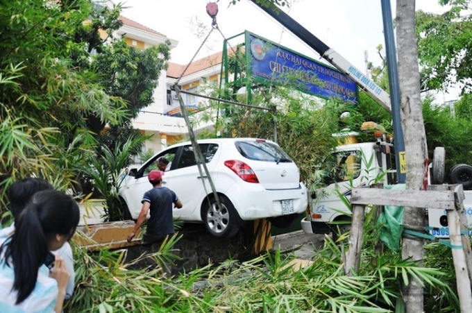 TP HCM: Nữ tài xế húc đổ rào thép, đè cụ ông chạy xe ôm