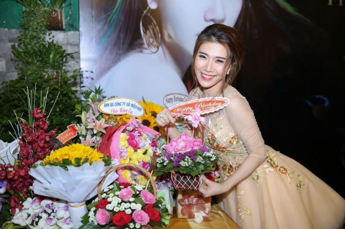 Y Nhung luôn sợ bị người khác gọi mình là “bình hoa di động” hay “chân dài đi hát”.