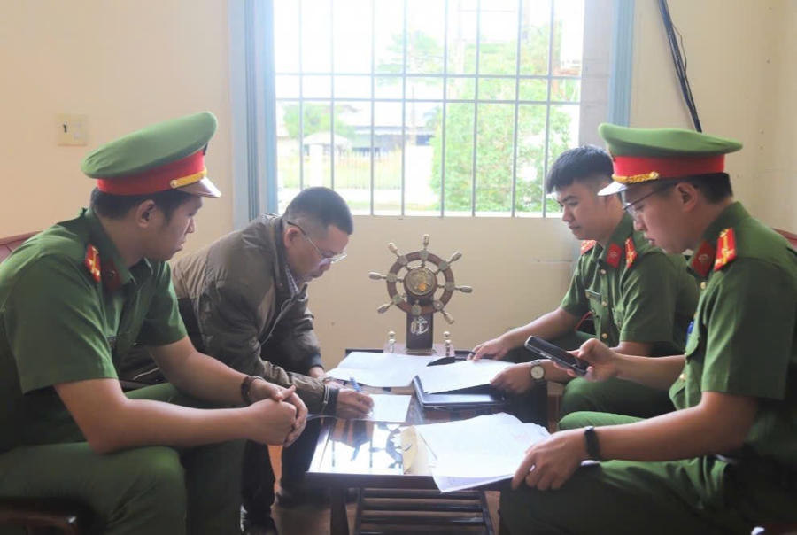 Cơ quan điều tra thi hành lệnh khám xét với ông Lê Đình Thuần, thu thập các tài liệu phục vụ công tác điều tra. Ảnh: K.P