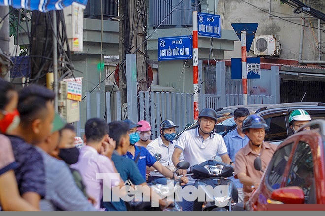 Dân Thủ đô 'kêu trời' vì loạt cao ốc đu bám hai bên tuyến phố chỉ rộng gần 10m - ảnh 9