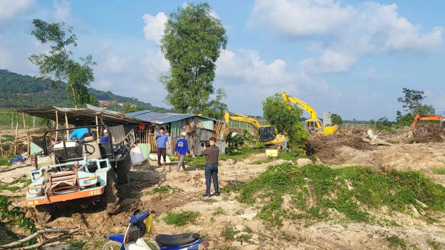 Các lực lượng chức năng của đặc khu Phú Quốc đã chính thức ra quân triển khai san ủi mặt bằng và xây dựng hàng rào bảo vệ trên phần đất thuộc quản lý của Cảng vụ hàng không Phú Quốc.