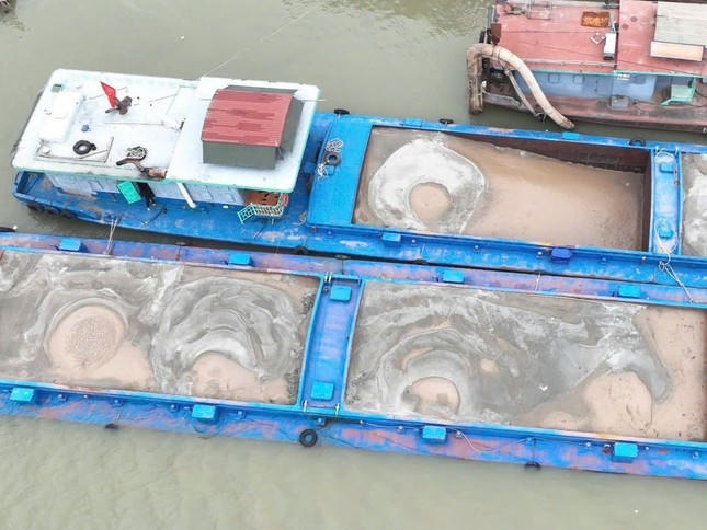 Đội Cảnh sát đường thủy số 2 liên tiếp phát hiện tàu chở cát không rõ nguồn gốc.