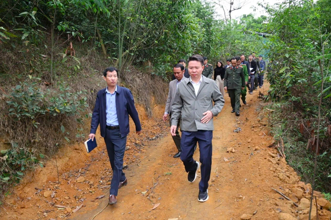 Đại tá Nguyễn Minh Tuấn, Giám đốc Công an tỉnh Phú Thọ (phải) đi kiểm tra thực tế ngày 1/4 (Ảnh: Công an Phú Thọ).