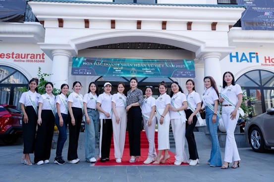 Hoa hậu Lê Liệu - Phó chủ tịch cuộc thi chụp ảnh cùng thí sinh