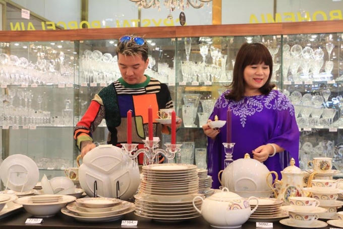 Hôm qua, anh cùng người chị thân thiết đã dạo quanh các khu bán hàng trang trí và lưu niệm ở Tiệp Khắc chọn mua khá nhiều các vật dụng bằng chất liệu pha lê.