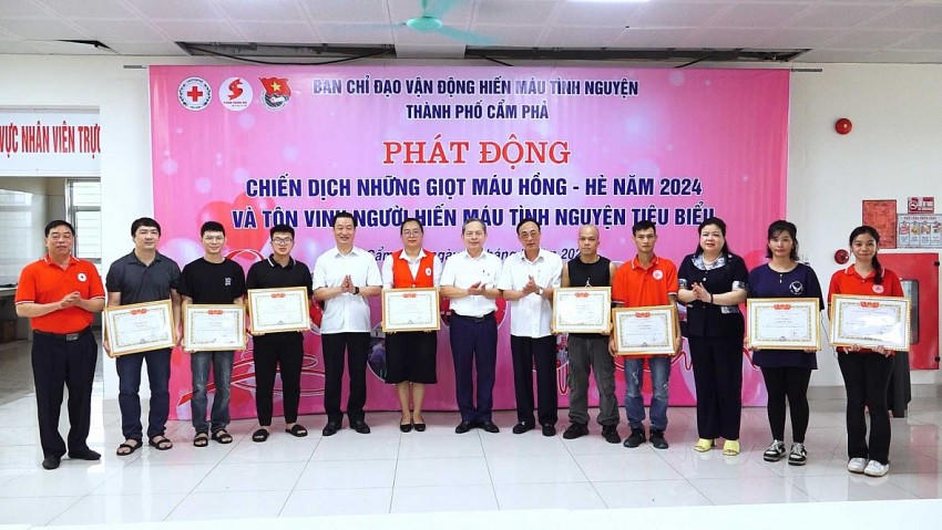 Vinh danh các cá nhân hiến máu tình nguyện tiêu biểu năm 2024.