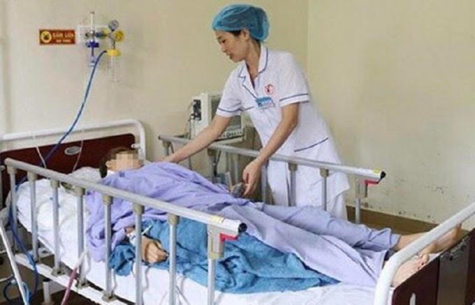 Nạn nhân L. đang được cấp cứu tại bệnh viện.