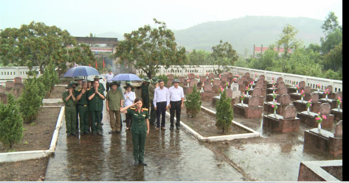 Trời mưa như trút nước, nữ chiến sĩ đội mưa tri ân các anh hùng liệt sỹ theo nghi thức quân đội.