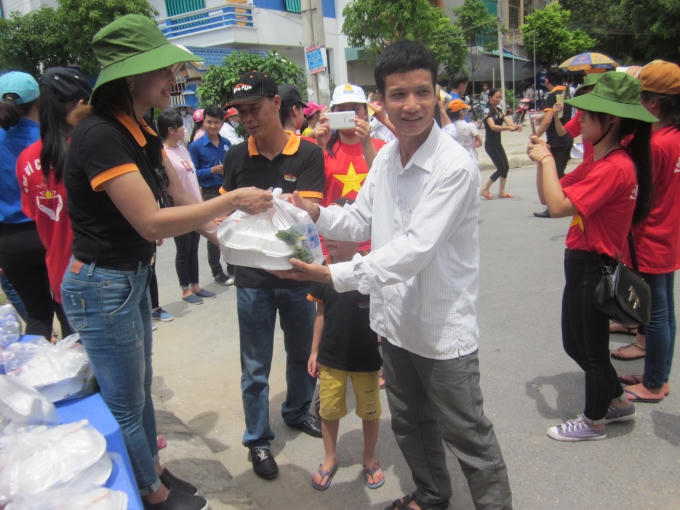 Hàng nghìn suất cơm miễn phí đến với các thí sinh có hoàn cảnh khó khăn