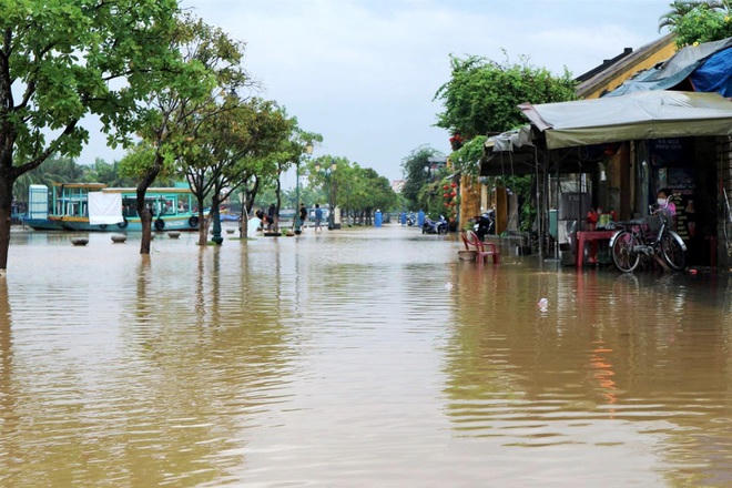Mực nước sông Vu Gia dâng nhanh khiến các vùng hạ lưu sông Thu Bồn, trong đó có phố cổ Hội An ngập lụt.