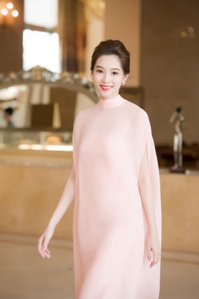 Sự xuất hiện của Hoa hậu đã thu hút đông đảo sự chú ý của quan khách và báo giới.