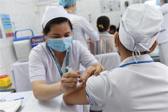 Tiêm vaccine COVID-19.