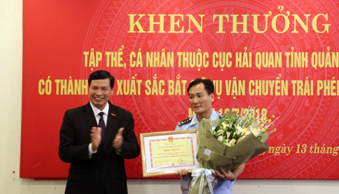 Ông Nguyễn Đức Long-Phó Bí thư tỉnh ủy, Chủ tịch UBND tỉnh Quảng Ninh trao bằng khen cho các cá nhân có thành tích xuất sắc.
