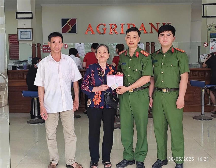 Công an xã Trác Văn, thị xã Duy Tiên (Hà Nam) cho biết đã kịp thời ngăn chặn người dân chuyển 100 triệu đồng cho đối tượng lừa đảo, mạo danh Công an. (Ảnh: bocongan.gov.vn)