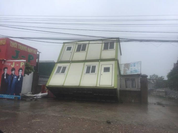 Một khối nhà container bị xô nghiêng.