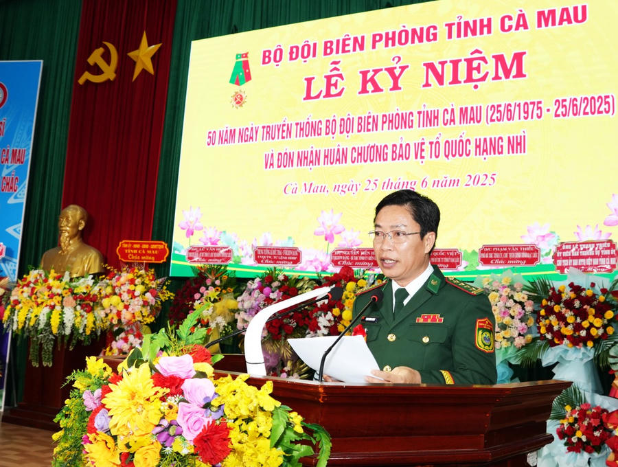 Đại tá Phạm Minh Giang - Bí thư Đảng ủy, Chính ủy BĐBP tỉnh Cà Mau, phát biểu ôn lại truyền thống.